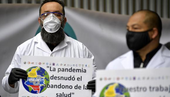 Los trabajadores de salud protestan frente al Ministerio de Salud para exigir mejores condiciones de trabajo en Bogotá, Colombia, en medio de la pandemia de coronavirus COVID-19. (Foto: AFP/Raúl ARBOLEDA)