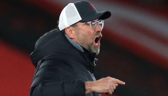 Jürgen Klopp anunció que tres jugadores más en Liverpool dieron positivo a COVID-19. (Foto: AFP)