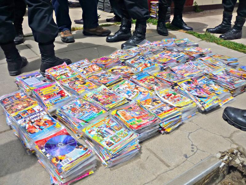 Propietarios de CDs piratas huyen dejando mercaderia