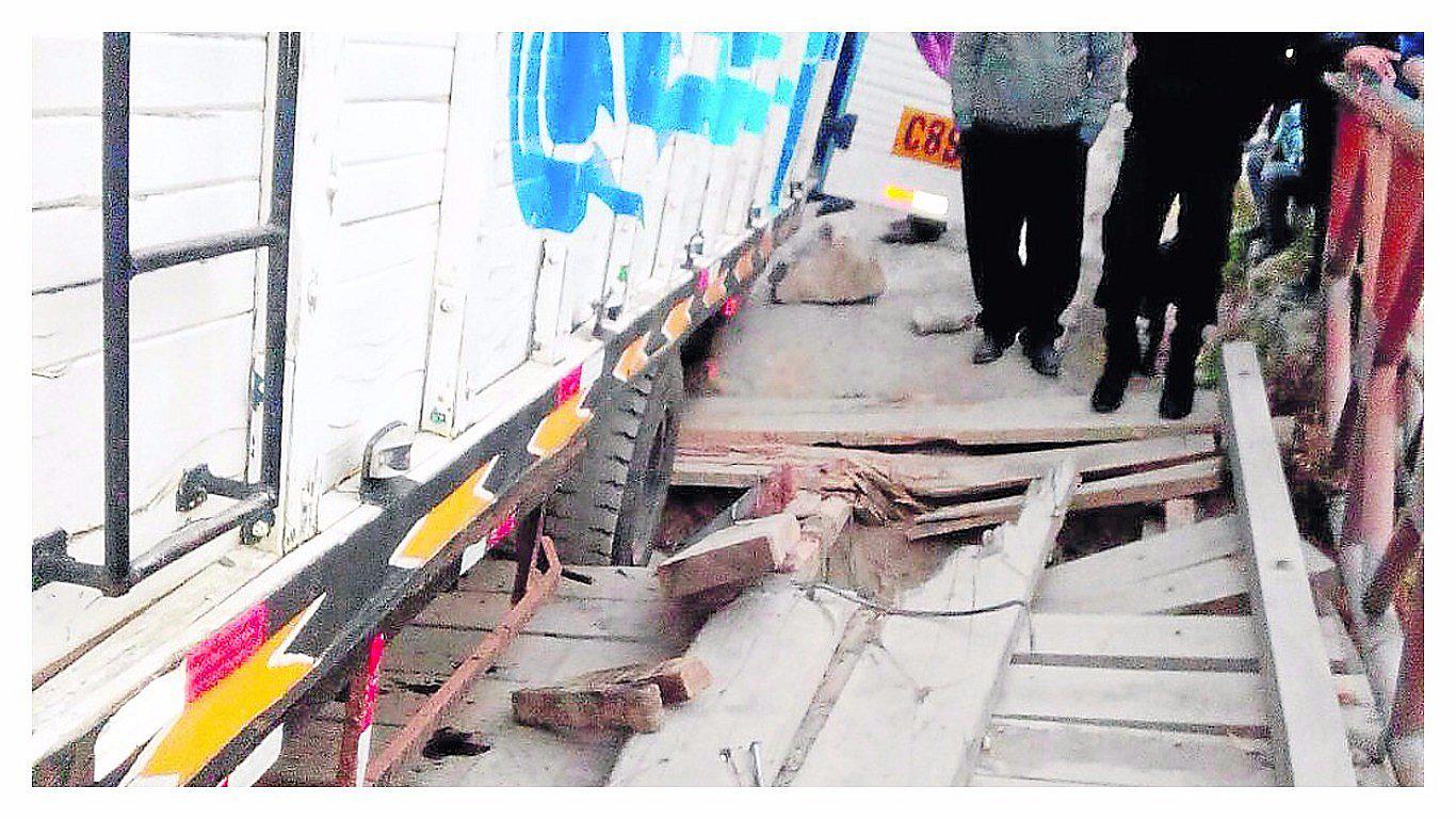 ​Pobladores y policías 'parchan' único puente que une tres regiones 