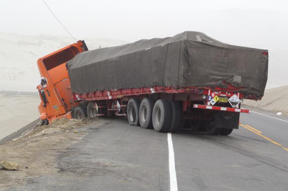 Ómnibus y camión chocan en la Panamericana Sur