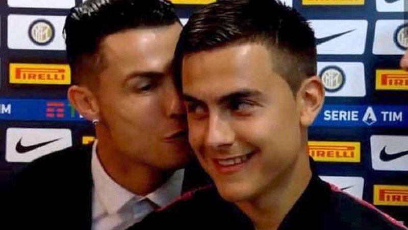 El ‘beso’ entre Cristiano Ronaldo y Paulo Dybala que se ha vuelto viral en Facebook 