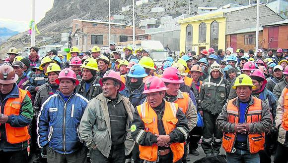Mineros artesanales exigen salida del titular de la DREM  por vínculos con anomalías