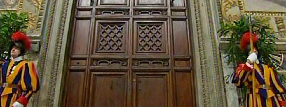 Humo negro en el Vaticano: No hay nuevo Papa en primer día de Cónclave