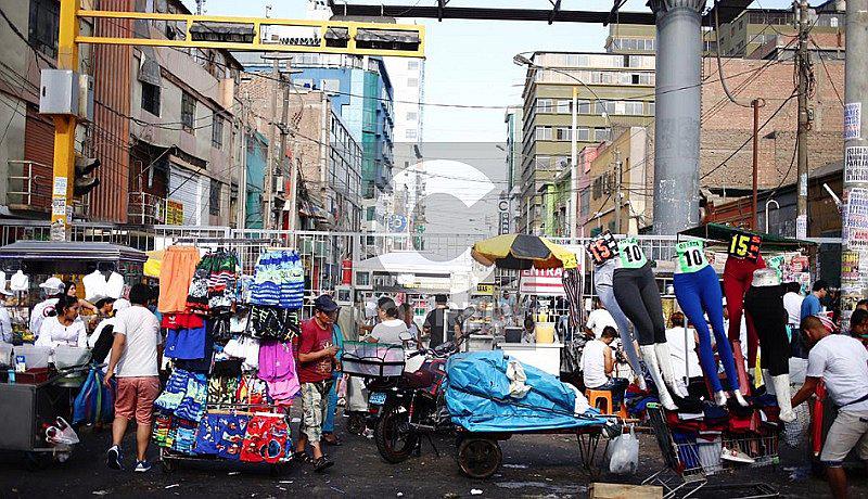 ​La Victoria: Ambulantes lotizan pistas para ocupar espacios en exteriores de Gamarra (FOTOS)