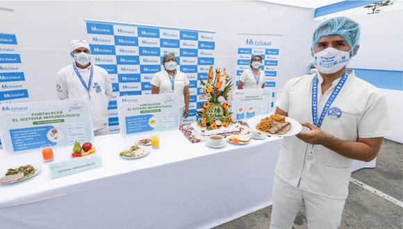 Personal de EsSalud mostrando alimentos para fortalecer el sistema inmunológico. | Foto: Cortesía.