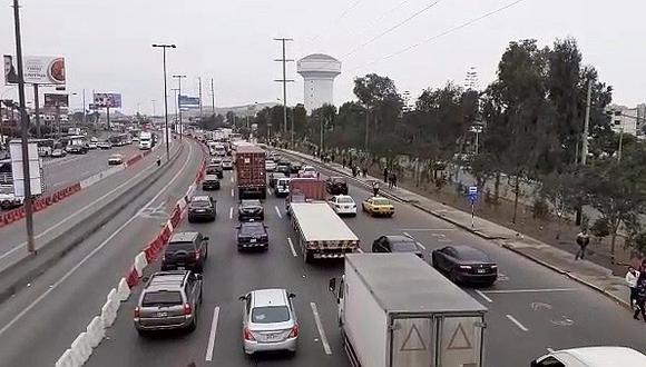 ​Larga cola de vehículos en vía de evitamiento por vía restringida (VIDEO)