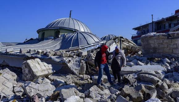 Los residentes locales caminan entre los escombros de una mezquita destruida en Hatay, el 10 de febrero de 2023, después del terremoto de magnitud 7,8 que mató a más de 11.200 personas. (Foto de Yasin AKGUL / AFP)
