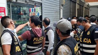 Policías fueron agredidos en intervención a puestos de celulares presuntamente robados (VIDEOS)