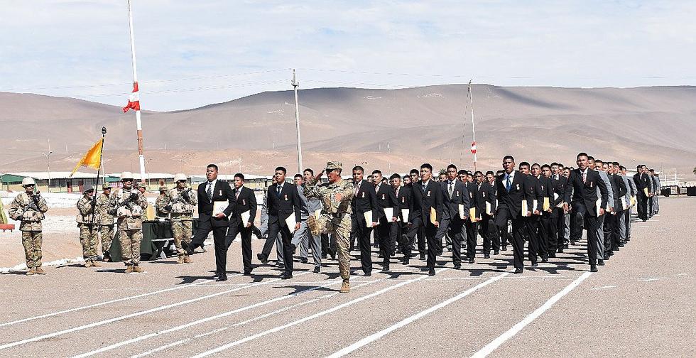Soldados egresan de cuartel Fuerte Arica compartiendo "rancho" con sus padres y jefes del Ejército