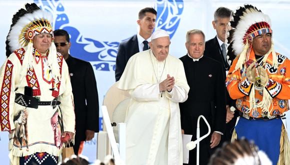 El Papa Francisco (centro) habla con los miembros de la comunidad indígena en Muskwa Park en Maskwacis, Alberta, Canadá, el 25 de julio de 2022. - El Papa Francisco hará una disculpa personal histórica el lunes a los sobrevivientes indígenas del abuso infantil cometido durante décadas en Catholic- dirigir instituciones en Canadá, al comienzo de una visita de una semana que describió como un "viaje penitencial". (Foto de Patrick T. FALLON / AFP)