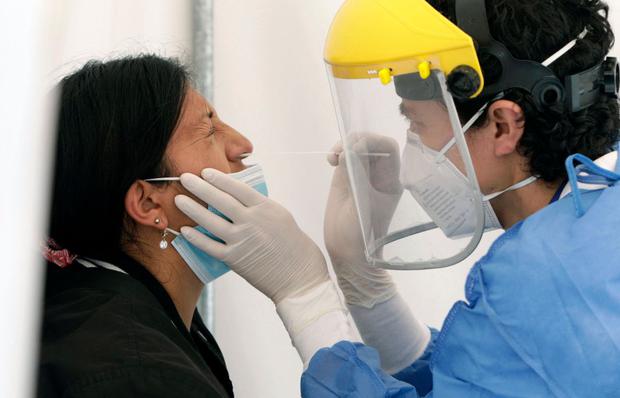 In the image, a health worker takes a nasal sample of COVID-19 from a woman (File photo: Cristina Vega/ RHOR/AFP)