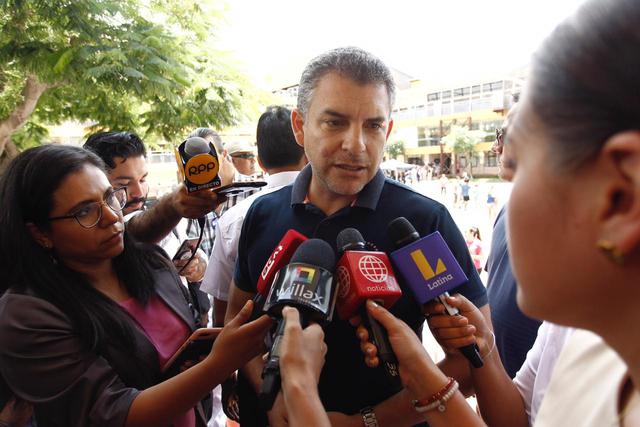 Rafael Vela acude a votar. Fotos: Leandro Britto/GEC