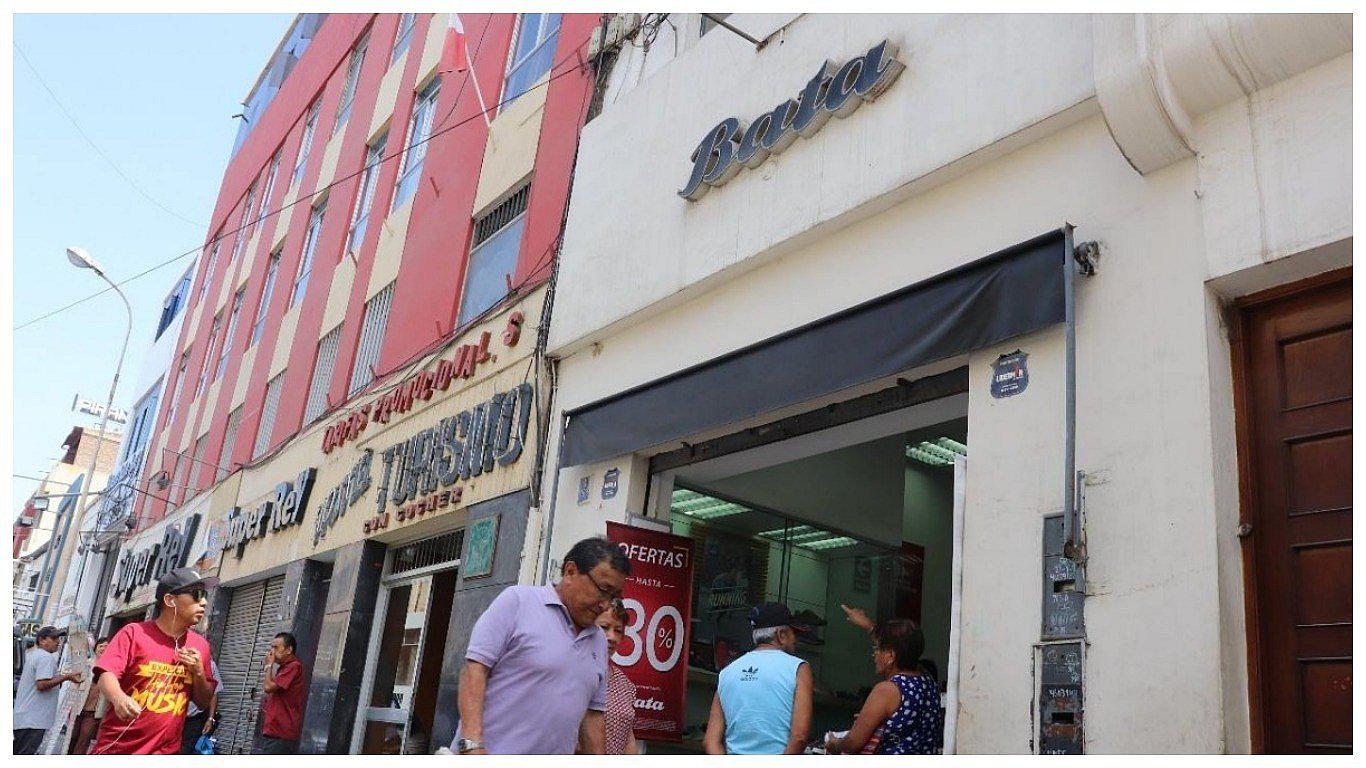 Asaltan tienda "Bata", a dos cuadras de una comisaría (VIDEO) 