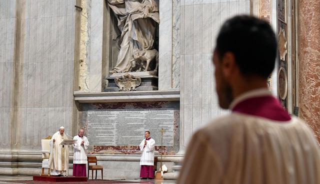 El papa no celebró el tradicional rito del lavado de pies. (ALESSANDRO DI MEO / POOL / AFP).
