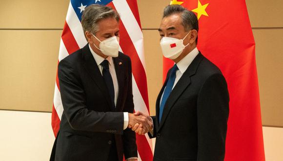 El Secretario de Estado de los Estados Unidos, Antony Blinken (L), se reúne con el Ministro de Relaciones Exteriores de China, Wang Yi, al margen de la 77ª sesión de la Asamblea General de las Naciones Unidas en la sede de la ONU en la ciudad de Nueva York el 23 de septiembre de 2022. (Foto de DAVID DEE DELGADO / AFP)