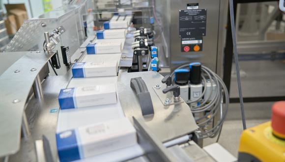 Esta fotografía de archivo proporcionada del 16 de noviembre de 2021 por Pfizer muestra la fabricación de sus píldoras antivirales contra el Covid-19. (Foto: Pfizer / AFP)