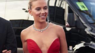 Globos de Oro 2020: Scarlett Johansson cautivó con impresionante vestido rojo 