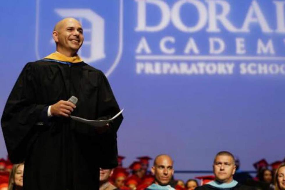 Pitbull recibe título honorífico por su apoyo a la educación
