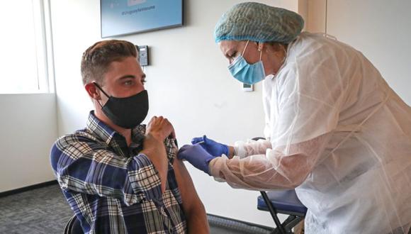 Un hombre recibe una dosis de la vacuna de Sinovac contra el COVID-19 en Montevideo (Uruguay). (EFE/Federico Anfitti).