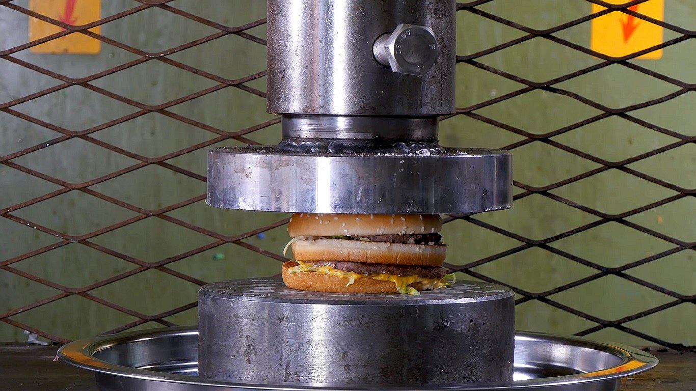 YouTube: Famosas hamburguesas enfrentaron a la prensa hidráulica