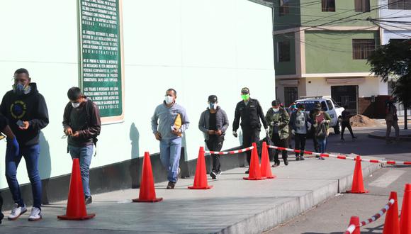 Policías forman largas colas para pasar pruebas de descarte de COVID-19 en el hospital Augusto B Leguía. (Foto: Gonzalo Córdova)