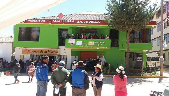 Comuneros ocupan local del municipio de Challhuahuacho