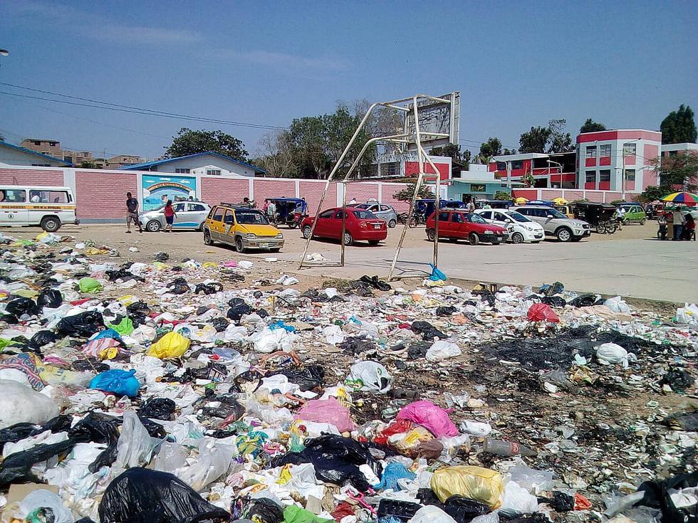 Montículos de basura 'adornan' exteriores de colegio donde sufraga una congresista