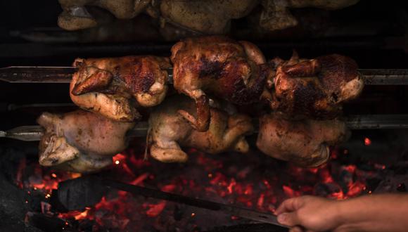 El chef David Saavedra, chef y docente de la Universidad Le Cordon Bleu, nos ha preparado tres ricas recetas con pollo a la brasa.  (Foto: Renzo Salazar / GEC)