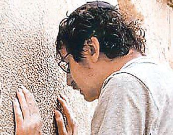 Llora en Muro de los Lamentos