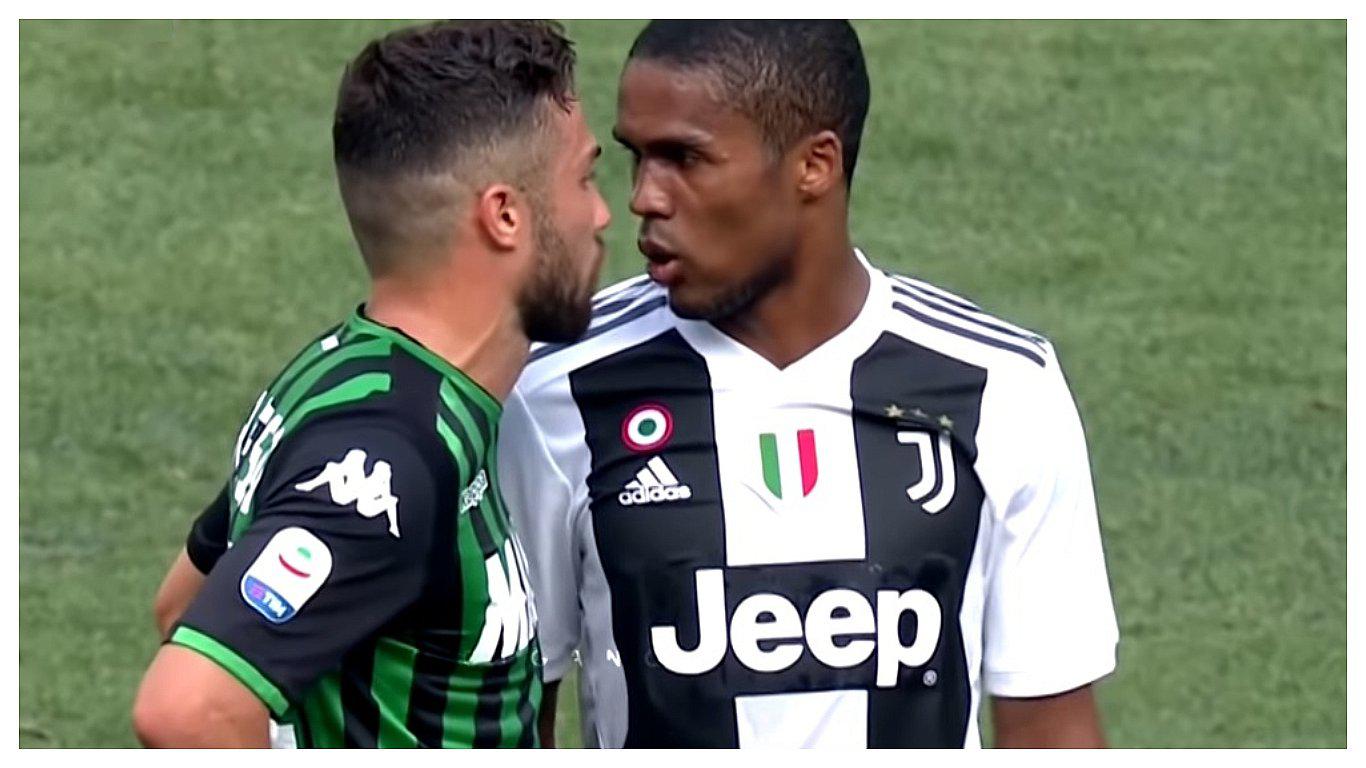 ​Jugador de la Juventus fue captado escupiendo a rival en la cara (VIDEO)