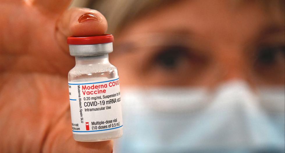 Esta imagen muestra un frasco de la vacuna Moderna contra el coronavirus Covid-19 en la farmacia del hospital Emile Muller, en Mulhouse Francia, el 13 de enero de 2021. (Foto de SEBASTIEN BOZON / AFP).