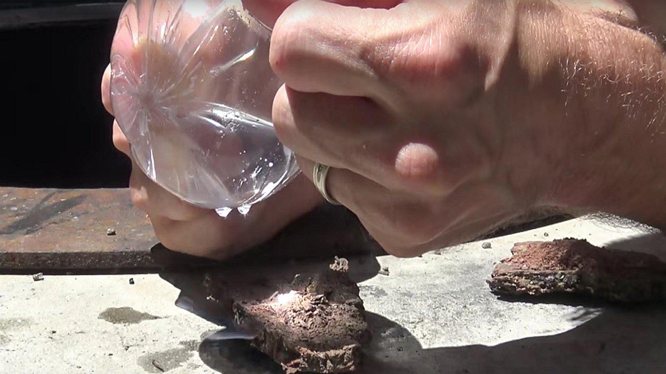 YouTube: Aprende cómo hacer fuego con una bolsa de plástico (VIDEO)