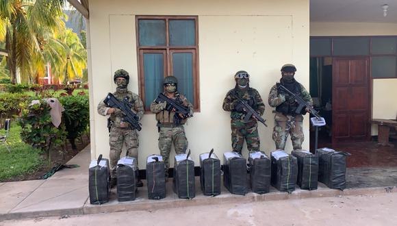Miembros de las Fuerzas Armadas posando con la droga incautada. (Ministerio de Defensa)