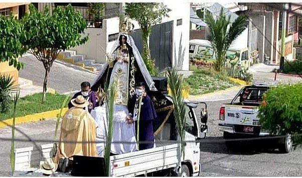 Pese a cuarentena, sacan en procesión a la imagen de la Virgen de Chapi en Arequipa
