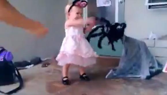 Broma de Halloween o ¿cómo traumatizar a tu hija en 30 segundos? - Video