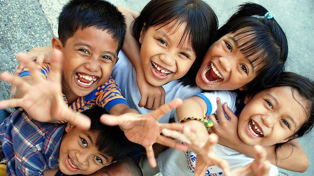 ¿Cómo educar niños felices y emocionalmente fuertes?