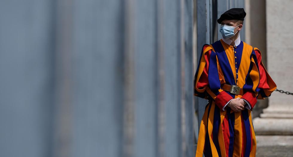 En esta foto de archivo tomada el 6 de mayo de 2020, un guardia suizo con una máscara facial monta guardia en una entrada del Vaticano. (AFP / Filippo MONTEFORTE).