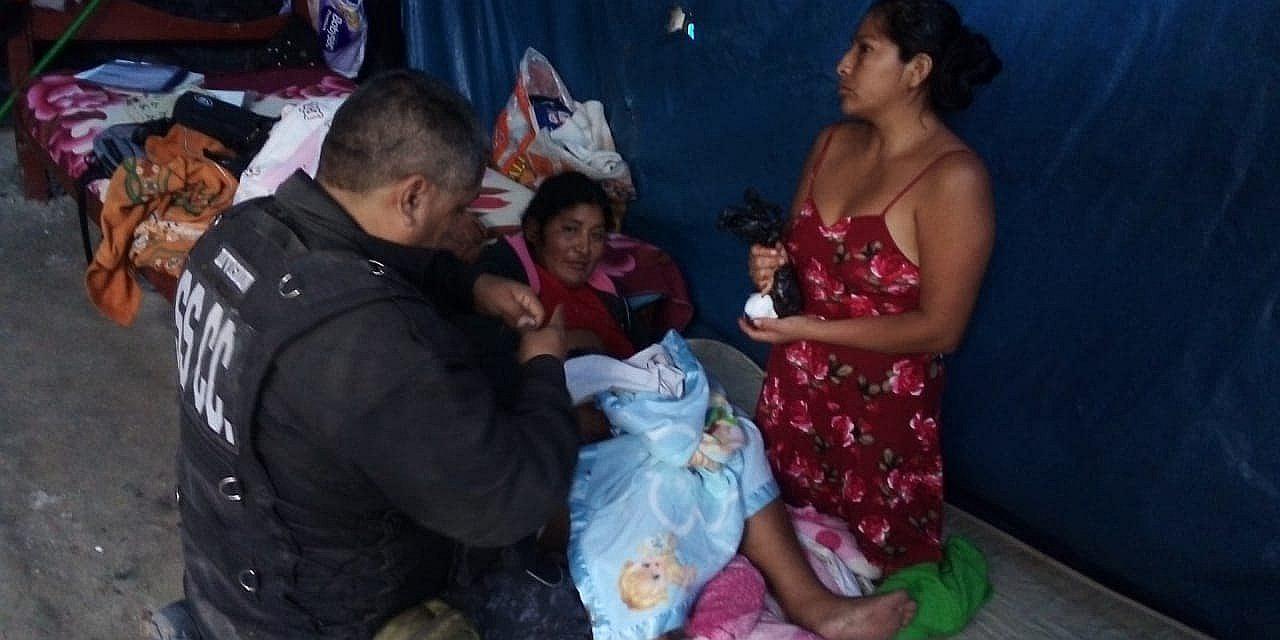 Serenos ayudan a dar a luz a humilde madre de familia en el interior de su casa 