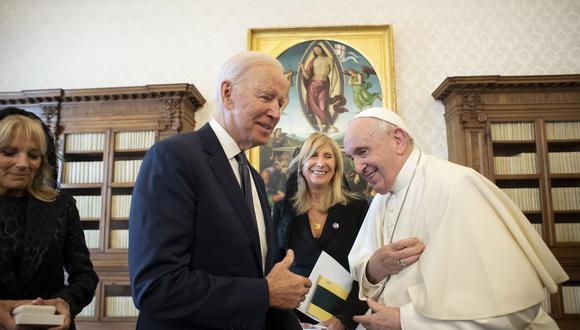 Esta foto muestra al Papa Francisco reuniéndose con el presidente de los Estados Unidos, Joe Biden, durante una audiencia privada en el Vaticano. (Foto: VATICAN MEDIA / AFP)