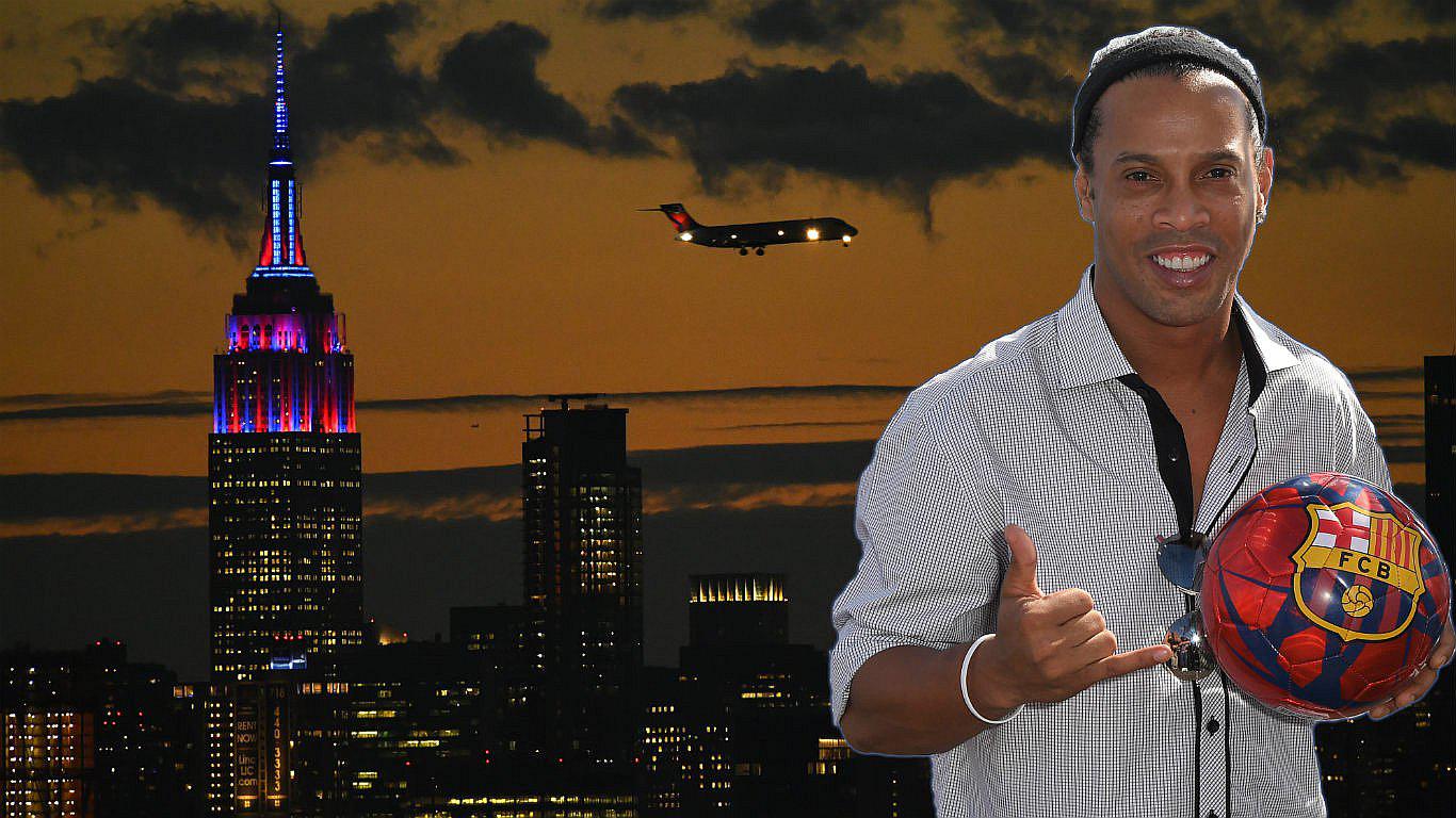 Ronaldinho iluminó el histórico Empire State con los colores del Barcelona