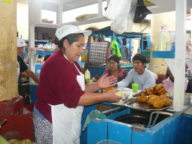 Venta de 'papa rellena' la saco de pobre