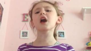 Niña parodia el popular tema "Let it go" de Frozen y se vuelve viral (VIDEO)