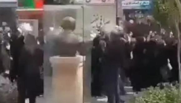 El video capta una manifestación celebrada el 16 de agosto en la ciudad iraní de Qom en la que participaron numerosas mujeres afganas que protestaron contra la victoria de los talibanes en su país. (Captura/YouTube).