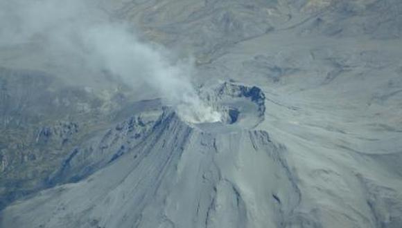 Volcán Ubinas incrementa su actividad eruptiva