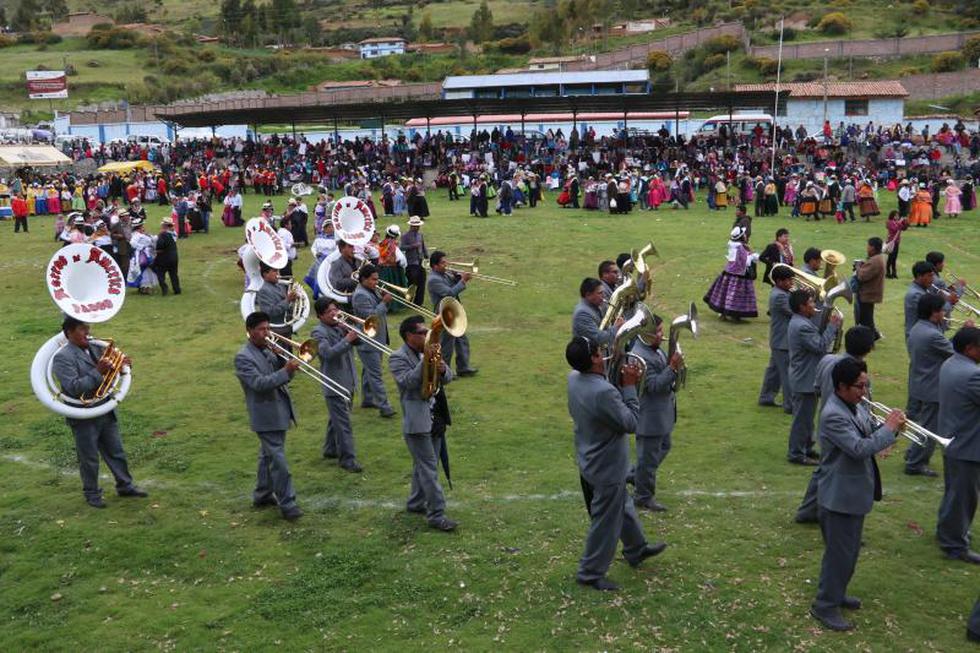 Vea la singular batalla de las Flores en Paccha (FOTOS)