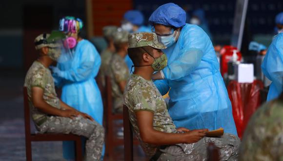 Militares ya fueron vacunados contra el coronavirus en diferentes en todo el país, aseguró la ministra de Defensa. (FOTO: Jessica Vicente/GEC)