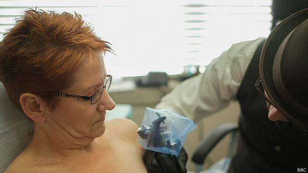 Tatuador se especializa en "pezones" para mujeres que tuvieron Cáncer de Mama