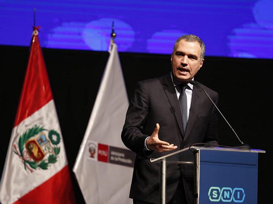 Del Solar pide dejar atrás las universidades y partidos políticos "fachada"