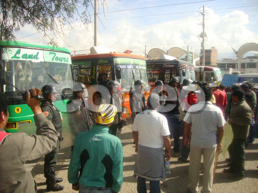 "Acorralan" a transportistas impidiéndoles el paso (VIDEO)